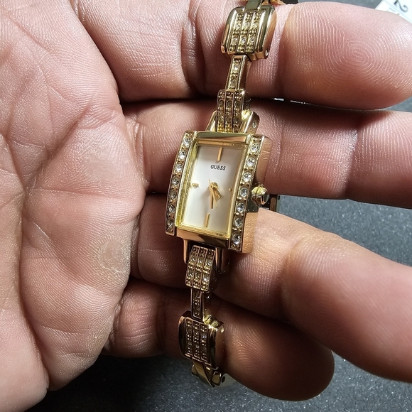 Guess Ladies Quartz Cocktail Watch Gold Tone Crystal Accents White Dial Working - Picture 4 of 8